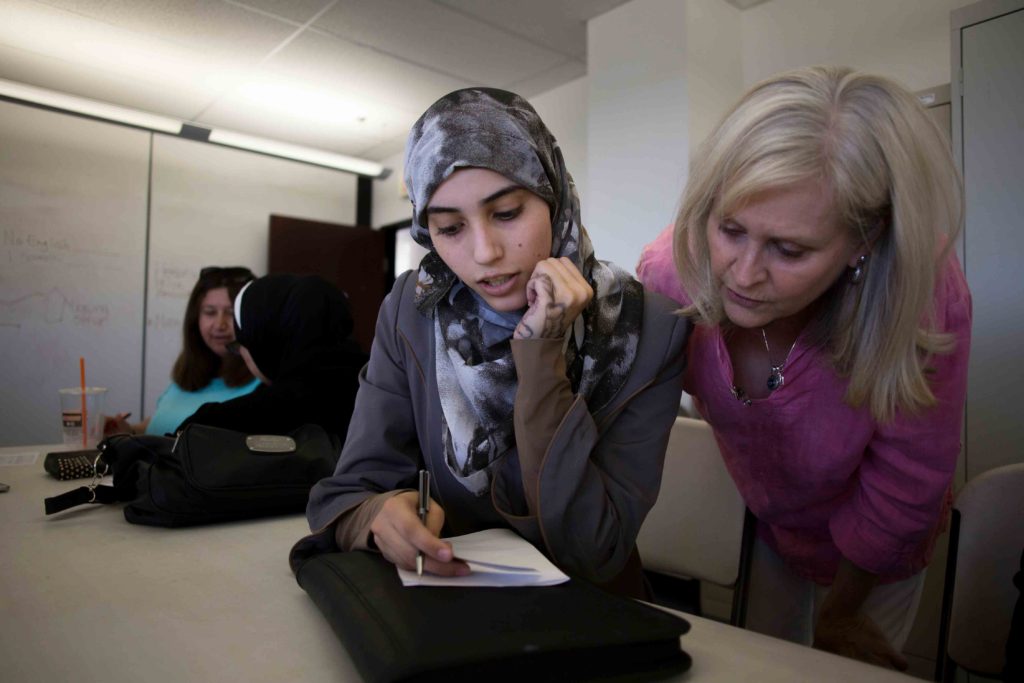 A resettled refugee learns about financial literacy from a cultural orientation provider. IRC/AOberstadt