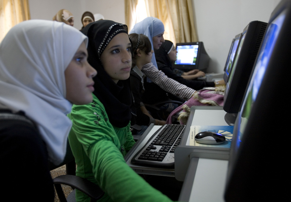 Iraqi refugees using computers during a technology class. IRC/Jiso Ose